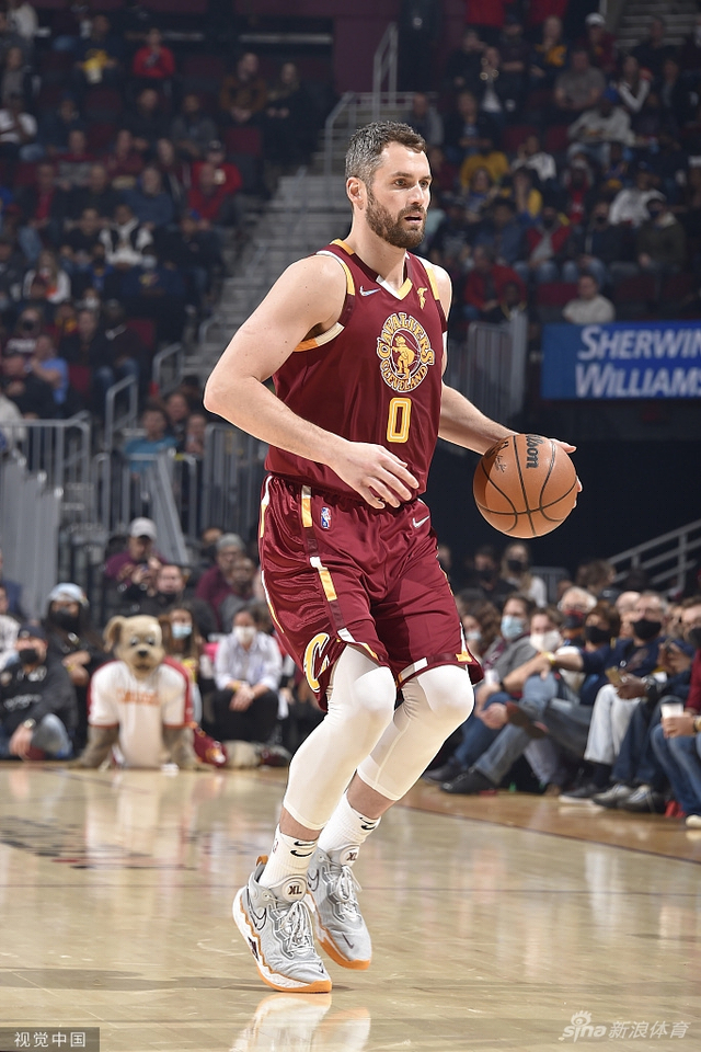 从0-1到2-1！石宇奇逆转赢下国羽内战，跻身中国公开赛四强